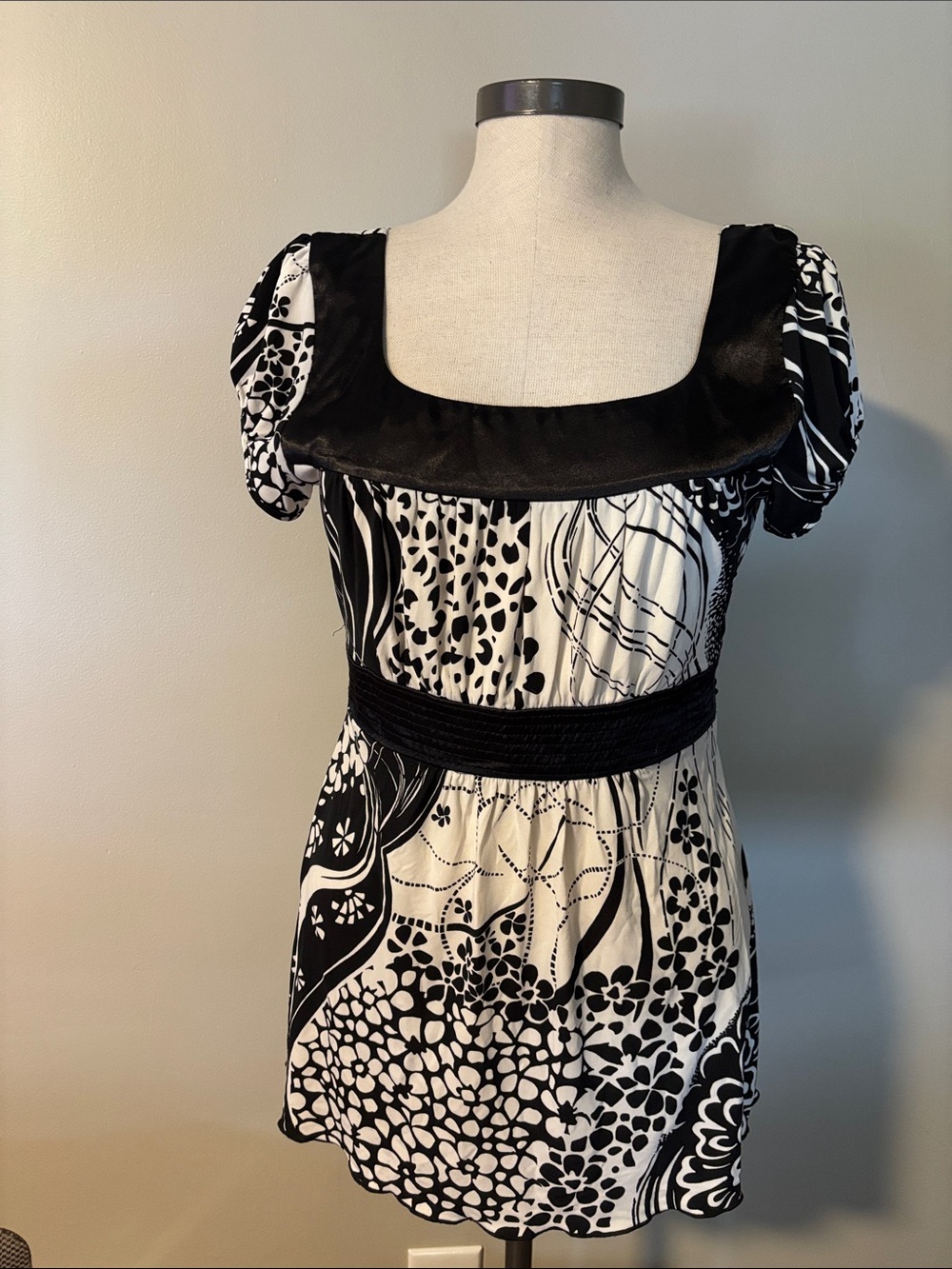 Black & White Square-Neck Floral Print Blouse